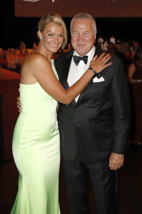 Franziska van Almsick mit Partner Jürgen B. Harder beim 51. Ball des Sports 2022 im RheinMain CongressCenter. Wiesbaden, 16.07.2022