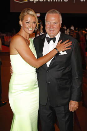 Franziska van Almsick mit Partner Jürgen B. Harder beim 51. Ball des Sports 2022 im RheinMain CongressCenter. Wiesbaden, 16.07.2022