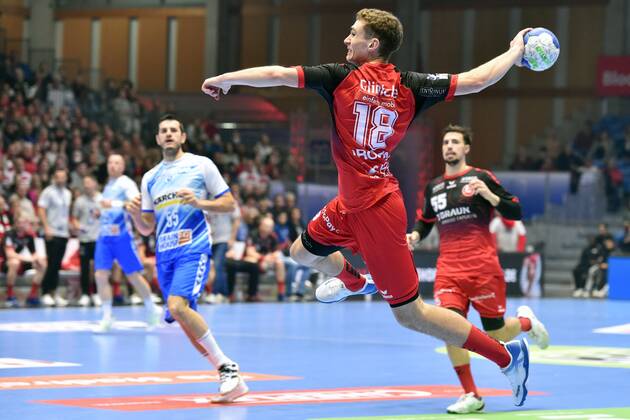 Florian Dorsten (MT Melsungen) beim Wurf; Ivan Sliskovic (TVB Stuttgart) (L) , MT Melsungen - TVB Stuttgart, Handball, 1. Bundesliga Maenner, 13.11.2022, MT Melsungen - TVB Stuttgart, Handball, GER, 1. Bundesliga Maenner, 13.11.2022 Kassel Copyright: xEibner-Pressefotox-xRolandxSippelx