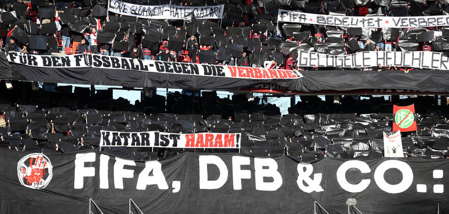 Bilder des Jahres, Sport 11 November Sport Themen der Woche KW45 Sport Bilder des Tages 13.11.2022 - Fussball - Saison 2022 2023 - 2. Fussball - Bundesliga - 17. Spieltag: 1. FC Nürnberg FCN ( Club ) - SC Paderborn 07 SCP - Sportfoto Zink DaMa - DFL regulations prohibit any use of photographs as image sequences and or quasi-video - only for editorial use - Symbolbild Symbolfoto Feature Impression - Choreografie der Clubfan Clubfans FCN-Fans Fans mit zahlreichen Spruchband Transparent Spruchbändern Transparenten - Boycott Qatar - Boycott Qatar Katar 2022 - gegen die WM Qatar DFB FIFA