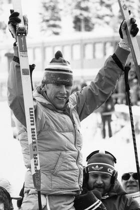 SARAJEVO 19840213. Olympisk mästare pa 15 km skidor blev Gunde Svan som jublar efter segern. Gunde vann närmast före tre finländare. SARAJEVO JUGOSLAVIEN SKIDOR x1001x