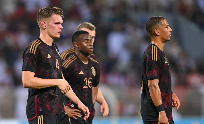 FUSSBALL WM 2022 Testspiel im Oman 16.11.2022 Oman - Deutschland: Matthias Ginter, Youssoufa Moukoko und Thilo Kehrer (v.l., alle Deutschland)