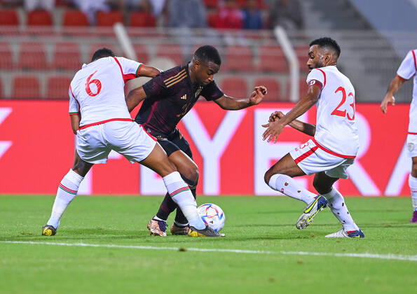 Sport Bilder des Tages FUSSBALL WM 2022 Testspiel im Oman 16.11.2022 Oman - Deutschland: Youssoufa Moukoko (Mitte, Deutschland) gegen AHMED AL-KHAMISI (li) und HARIB ALSAADI (re, beide Omar)