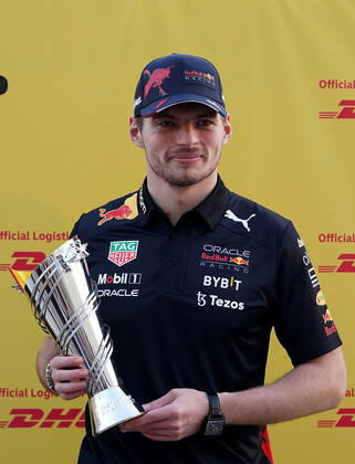 FORMULA 1 ETIHAD AIRWAYS ABU DHABI GRAND PRIX 2022 17.11.2022, Yas Marina Circuit, Abu Dhabi, FORMULA 1 ETIHAD AIRWAYS ABU DHABI GRAND PRIX 2022 , im Bild Max Verstappen (NEL), Oracle Red Bull Racing bekommt die Auszeichnung für den schnellsten Boxenstop der Saison..