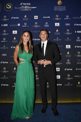 Foto Fabio Ferrari LaPresse - 17 Novembre 2022 - Dubai, Emirati Arabi Uniti - - Calcio -17ma edizione di Dubai International Sports Conference - Globe Soccer Awards 2022. Nella foto: Paolo Maldini e la moglie Adriana Fossa November 17, 2022 Dubai, United Arab Emirates - sport - Soccer - 17th edition of the Dubai International Sports Conference - Globe Soccer Awards 2022. In the pic: Paolo Maldini and his wife Adriana Fossa  Copyright: xFabioxFerrari LaPressex