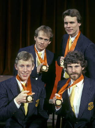 ARKIV 1984-02-16 De svenska stafettherrarna Jan Ottosson, Benny Kohlberg, Gunde Svan och Thomas Wassberg visar upp sina guldmedaljer efter medaljceremonin sedan de vunnit herrarnas stafett i längdskidakning vid de olympiska vinterspelen i Sarajevo, Jugoslavien 16:e februari 1984. Sarajevo Bosnia-Hercegovina x1001x