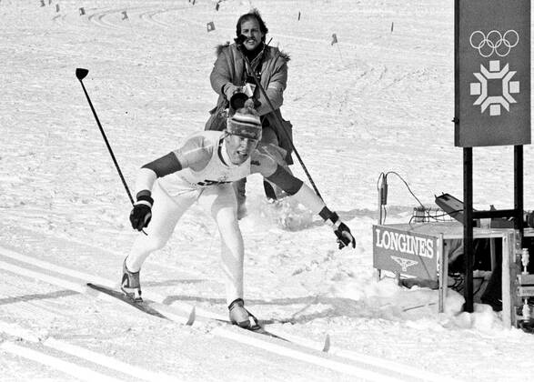 ARKIV 1984-02-19 Den svenska längdskidakaren Gunde Svan korsar mallinjen som tvaa efter en sekundstrid med segraren Thomas Wassberg pa 50 km längdskidakning vid de olympiska vinterspelen i Sarajevo, Jugoslavien 19:e februari 1984. Sarajevo Bosnia-Hercegovina x1001x