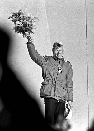 ARKIV 1984-02-13 Den svenska längdskidakaren Gunde Svan viftar med blommor i handen och guldmedaljen runt halsen vid medaljceremonin efter sitt guldlopp pa 15 km längdskidakning vid de olympiska vinterspelen i Sarajevo, Jugoslavien 13:e februari 1984. Sarajevo Bosnia-Hercegovina x1001x