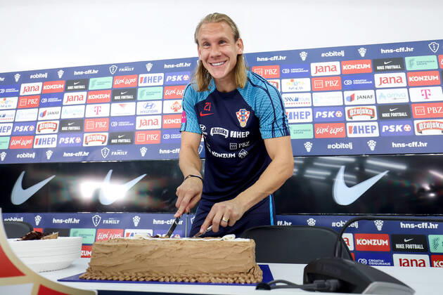 Bilder des Jahres, Sport 11 November Sport Themen der Woche KW46 Sport Bilder des Tages PXL_CRO press conference, PK, Pressekonferenz Doha Domagoj Vida cutting a cake after press conference in training center Al Ersal 3 in Doha, Quatar on 18. November, 2022. On the occasion of his hundredth appearance for the national team, Nationalteam Domagoj Vida received a cake and took a photo with Croatian journalists. IgorxKralj PIXSELL