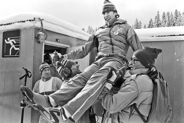 ARKIV 1984-02-13 Den svenska längdskidakaren Gunde Svan hissas i luften efter sitt guldlopp pa 15 km längdskidakning vid de olympiska vinterspelen i Sarajevo, Jugoslavien 13:e februari 1984. Sarajevo Bosnia-Hercegovina x1001x
