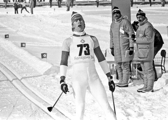 ARKIV 1984-02-13 Den svenska längdskidakaren Gunde Svan korsar mallinjen som segrare i samband med sitt guldlopp pa 15 km längdskidakning vid de olympiska vinterspelen i Sarajevo, Jugoslavien 13:e februari 1984. Sarajevo Bosnia-Hercegovina x1001x