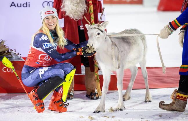 Bilder des Jahres, Sport 11 November Sport Themen der Woche KW46 ALPINE SKIING - FIS WC Levi LEVI,FINLAND,19.NOV.22 - ALPINE SKIING - FIS World Cup, slalom, ladies. Image shows Mikaela Shiffrin (USA) and a reindeer.  GEPAxpictures xHaraldxSteiner