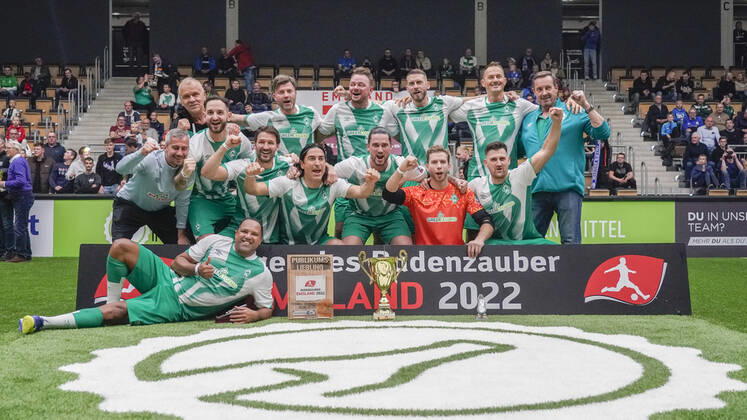Bilder des Jahres, Sport 11 November Sport Themen der Woche KW46 Sport Bilder des Tages 19.11.2022, Emslandarena, Lingen, GER, Budenzauber Emsland 2022, Siegerehrung, die Gewinner: Werder Bremen auf dem ersten Platz, DFL REGULATIONS PROHIBIT ANY USE OF PHOTOGRAPHS AS IMAGE SEQUENCES AND OR QUASI-VIDEO. Lingen Niedersachsen Deutschland Emslandarena