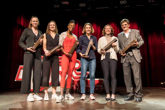 Swiss Athletics Night 2022 (19.11.2022) Schweizer Leichtathletik Team des Jahres 2022 4x400 m Frauen, v.l.n.r.: Silke Lemmens, Julia Niederberger, Yasmin Giger, Annina Fahr, Sarah King und Coach Peter Haas Swiss Athletics Night 2022 in Bern, Switzerland, on Saturday, November 19, 2022 Copyright: xBEAUTIFULxSPORTS OlafxRellischx