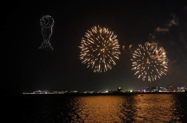 Sport Themen der Woche KW46 Sport Bilder des Tages (221119) -- DOHA, Nov. 19, 2022 -- Photo taken on Nov. 19, 2022 shows the firework and drone performance on the opening ceremony of FIFA Fan Festival at Al Bidda park in Doha, Qatar. ) (SP)QATAR-DOHA-FIFA FAN FESTIVAL PanxYulong 