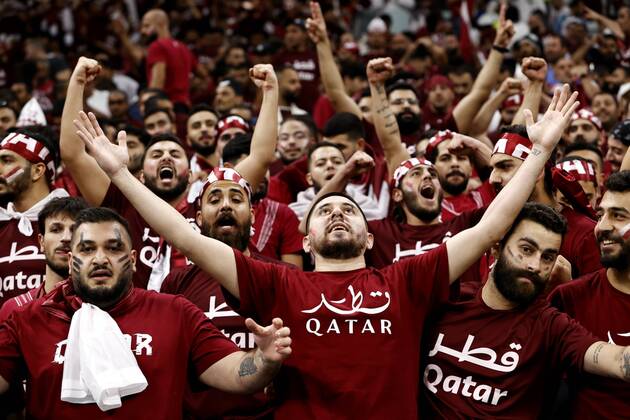 Bilder des Jahres, Sport 11 November Sport Themen der Woche KW46 Sport Bilder des Tages AL KHOR - Qatari supporters during the FIFA World Cup, WM, Weltmeisterschaft, Fussball Qatar 2022 group A match between Qatar and Ecuador at Al Bayt Stadium on November 20, 2022 in Al Khor, Qatar. AP Dutch Height MAURICE OF STONE FIFA World Cup Qatar 2022 2022 xVIxANPxSportx xMauricexvanxSteenxWKxIVx