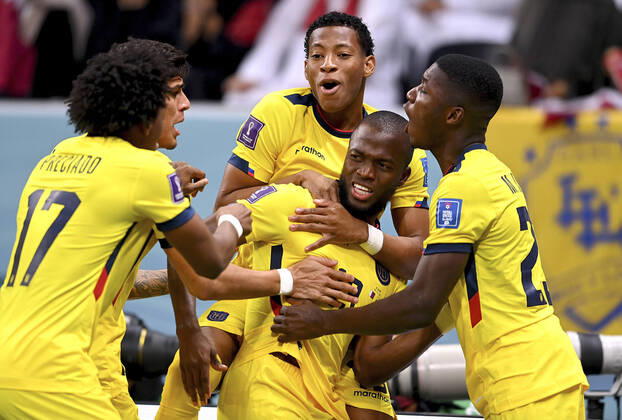Sport Bilder des Tages FUSSBALL WM 2022 VORRUNDE GRUPPE A - EROEFFNUNGSSPIEL: Katar - Ecuador 20.11.2022 Jubel von links mit Gonzalo Plata, Enner Valencia , Moises Caicedo (Ecuador)