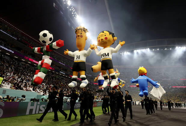 Sport Themen der Woche KW46 Sport Bilder des Tages (221120) -- AL KHOR, Nov. 20, 2022 -- Mascots of previous World Cups are seen during the opening ceremony before the Group A match between Qatar and Ecuador at the 2022 FIFA World Cup, WM, Weltmeisterschaft, Fussball at Al Bayt Stadium in Al Khor, Qatar, on Nov. 20, 2022. ) (SP)QATAR-AL KHOR-2022 WORLD CUP-GROUP A-OPENING CEREMONY LanxHongguang 