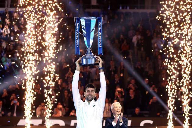 Bilder des Jahres, Sport 11 November Sport Themen der Woche KW46 Sport Bilder des Tages (221121) -- TURIN, Nov. 21, 2022 -- Novak Djokovic of Serbia poses with his trophy during the awarding ceremony after winning the final match of the ATP, Tennis Herren Finals against Casper Ruud of Norway in Turin, Italy, Nov. 20, 2022. (Str Xinhua) (SP)ITALY-TURIN-ATP FINALS-DJOKOVIC VS RUUD JinxMamengni 