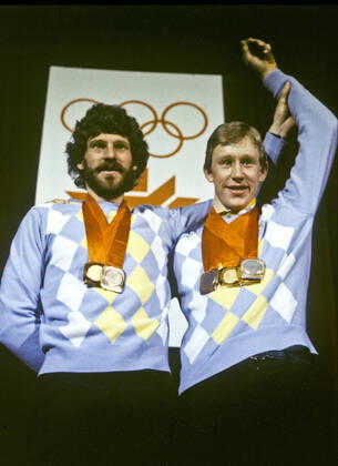 ARKIV 1984-02-19 De svenske längdskidakarna Thomas Wassberg och Gunde Svan poserar med sina OS-medaljer runt halsen som de tilldelades för sina prestationer i längdskidsparen vid de olympiska vinterspelen i Sarajevo, Jugoslavien 19:e februari 1984. Sarajevo Bosnia-Hercegovina x193x