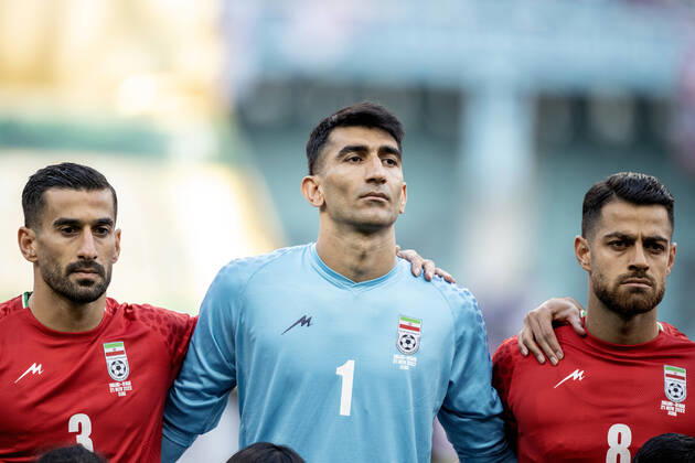 Sport Bilder des Tages DOHA, QATAR - NOVEMBER 21: Iran players Ehsan Hajsafi, Alireza Beiranvand and Morteza Pouraliganji donâ„¢t sing the national anthem before the FIFA World Cup, WM, Weltmeisterschaft, Fussball Qatar 2022 Group B match between England and IR Iran at Khalifa International Stadium on November 21, 2022 in Doha, Qatar. (Photo by Sebastian Frej) WCS  Copyright: xSebastianxFrejx