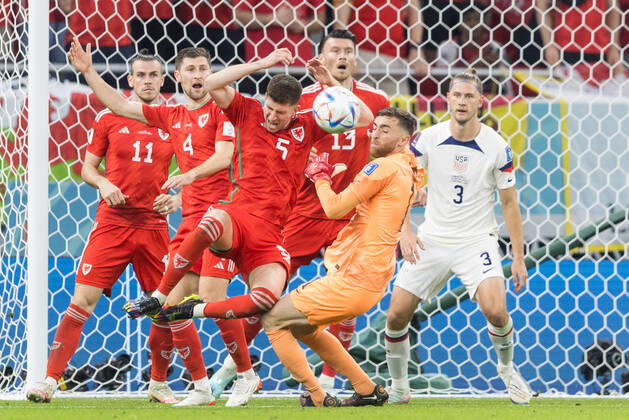 USA v Wales: Group B - FIFA World Cup, WM, Weltmeisterschaft, Fussball Qatar 2022 Gareth Bale , Ben Davies , Chris Mepham , Kieffer Moore , Matt Turner , Walker Zimmerman during the World Cup match between USA v Wales, in Doha, Qatar, on November 21, 2022. Doha Qatar Copyright: xFotoxOlimpikx originalFilename:jastrzebowski-usavwale221121_npKaW