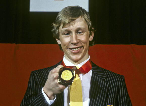 ARKIV 1984-02-13 Den svenske längdskidakaren Gunde Svan visar upp sin guldmedalj vid prisceremonin efter att ha vunnit 15 km längdskidakning vid de olympiska vinterspelen i Sarajevo, Jugoslavien 13:e februari 1984. Sarajevo Bosnia-Hercegovina x1001x