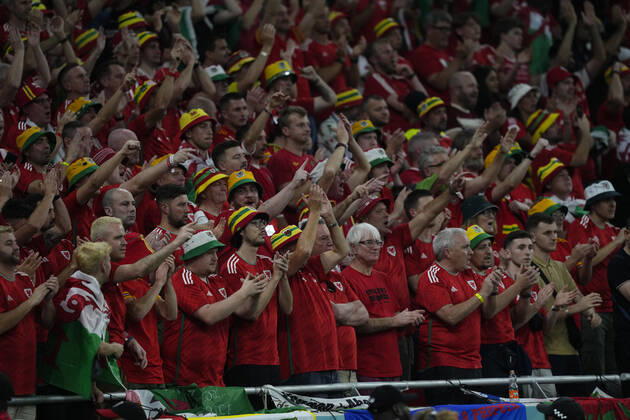 USA v Wales: Group B - FIFA World Cup, WM, Weltmeisterschaft, Fussball Qatar 2022 Wales supporters during the FIFA World Cup Qatar 2022 Group B match between USA and Wales at Ahmad Bin Ali Stadium on November 21, 2022 in Doha, Qatar. Doha Qatar Copyright: xJosexBretonx originalFilename:breton-usavwale221121_npguS