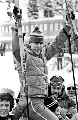 ARKIV 1984-02-13 Den svenska längdskidakaren Gunde Svan hyllas i malfallan som segrare i samband med sitt guldlopp pa 15 km längdskidakning vid de olympiska vinterspelen i Sarajevo, Jugoslavien 13:e februari 1984. Sarajevo Bosnia-Hercegovina x1001x