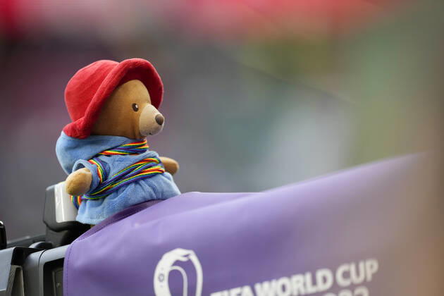 Sport Bilder des Tages Mandatory Credit: Photo by Dave Shopland Shutterstock (13626441aj) Paddington makes an appearance at the World Cup on top of one of the TV Cameras wearing a Rainbow scarf Denmark v Tunisia, FIFA World Cup, WM, Weltmeisterschaft, Fussball 2022, Group D, Football, Education City Stadium, Doha, Qatar - 22 Nov 2022 Editorial Use Only Denmark v Tunisia, FIFA World Cup 2022, Group D, Football, Education City Stadium, Doha, Qatar - 22 Nov 2022 Editorial Use Only Copyright: xDavexShopland Shutterstockx 13626441aj