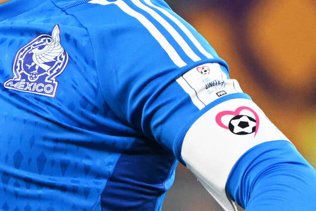 Sport Bilder des Tages Fussball, Herren, Saison 2022 23, WM in Katar, Gruppe C (1. Spieltag), Mexiko - Polen im Stadium 974 in Doha, Guillermo Ochoa (Mexiko, 13) mit einer Kapitaensbinde bestehend aus einem pinken Herz und einem Fussball , 22.11. 2022, Copyright: xMatthiasxKochx