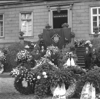 Trauerfeier und Beerdigung des Automobilrennfahrers Graf Berghe von Trips am 14.09.1961 in Kerpen. Links vorn: Hans Herrmann Links hinten: Edgar Barth Rechts vorn: Richie Ginther Rechts hinten Phil Hill und ganz rechts sitzend Frau Laura Ferrari Nur fuer journalistische Zwecke! Only for editorial use!