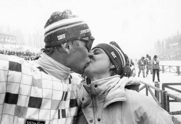 Canmore 1988-02-28 Guldkyssen utav Marie Johansson till sin älskade guldgosse Gunde Svan. Guldkyssen framifran! Den här är du ärligt värd, guldgubben min! Sambon Marie (Johansson) ger Gunde en välförtjänt belöning efter OS-guldet pa 50 km. Canmore Kanada x7x