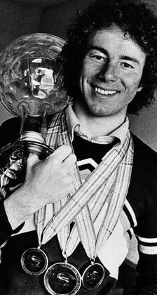 ** SVD OUT ** 19760402. Ingemar Stenmark visar upp sina segerpris fran arets World Cup. STOCKHOLM SWEDEN x51x Copyright: xOLLExSEIJBOLDx STENMARK 1976