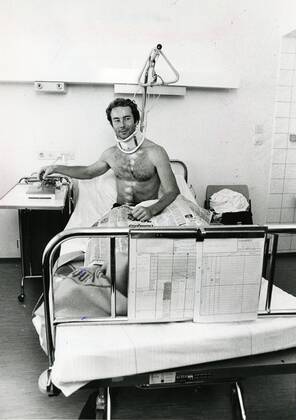 INNSBRUCK 1979-09-17 Utförsakaren Ingemar Stenmark med stödkrage pa sjukhus i Innsbruck efter en krasch under störtloppsträning i Val Senales (Schnalstal) INNSBRUCK ÖSTERRIKE PER x8x