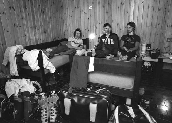 ARKIV 1974-10-28 Det svenska alpina herrlandslagets Ingemar Stenmark, Thomas Ringbrant och Stig Strand pa hotellrummet under landslagets glaciärträning 28:e oktober 1974 inför starten av världscupsäsongen. x34x Copyright: xLarsxNybergx xTTx ALPINA SKIDLANDSLAGET