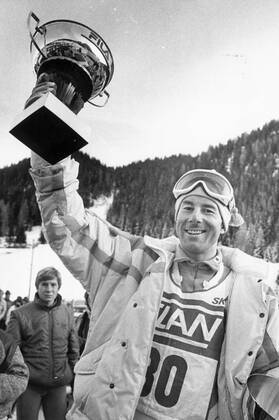 Alta Badia 1985-12-15 Ingemar Stenmark höjer segerpokalen efter sin 80:e världscupseger i storslalom Alta Badia Italien x50x