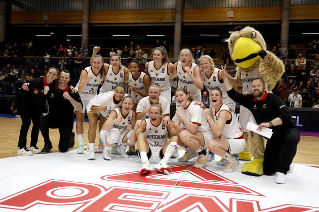 Bilder des Jahres, Sport 11 November Sport Themen der Woche KW47 Sport Bilder des Tages 24.11.2022, Qualifikation FIBA Damen EM 2023, Deutschland-Bosnien und Herzegowina, Die deutschen Spielerinnen jubeln nach dem Sieg Weißenfels Stadthalle Weißenfels Sachsen-Anhalt Germany