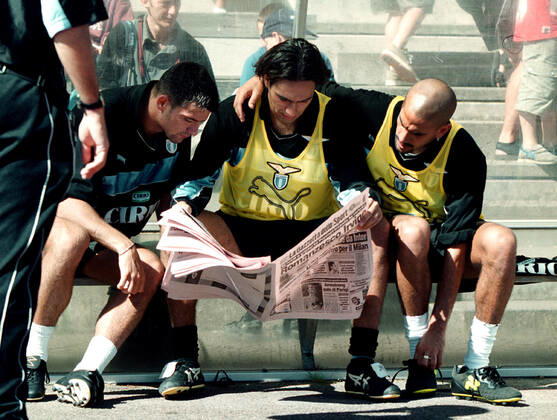 990727 VARBERG. GOTTARDI, INZAGHI OCH VERON, SPELARE I LAZIO, STUDERAR RYKTESFLORAN I GAZZETTAN. FOTO TOMMY HOLL CODE: 7003