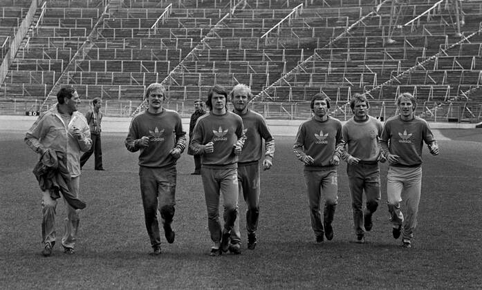 19770426 Förbundskapten Georg Aby Ericson visar upp svenska fotbollsproffs i Tyskland. Fr.v. Ronnie Hellström, Hasse Borg, Thomas Sjöberg, Conny Torstensson, Björn Andersson och Benny Wendt. TYSKLAND x4x