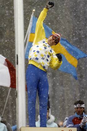 ARKIV 1988-02-27 Svenske längdskidakaren Gunde Svan sträcker näven i luften pa prispallen med svenska flaggan i bakgrunden, efter att ha vunnit OS-guld i längdskidakning pa sträckan pa 50 km vid de olympiska spelen i Calgary, Kanada, 27 februari 1988. Calgary Kanada x28x