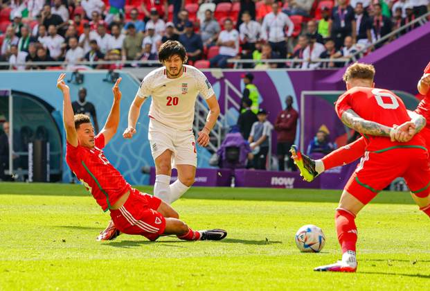 Wales v Iran 2022 FIFA World Cup, WM, Weltmeisterschaft, Fussball 25 11 2022. Match 17 Sardar Azmoun (20) of Iran shoots towards the goal during the 2022 Fifa World Cup match between Wales and Iran at Ahmad bin Ali Stadium, Al Rayyan, Qatar on 25 November 2022. Editorial use only , Copyright: xNigelxKeenex PSI-16408-0010