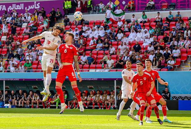 Wales v Iran 2022 FIFA World Cup, WM, Weltmeisterschaft, Fussball 25 11 2022. Match 17 Sardar Azmoun (20) of Iran heads towards goal during the 2022 Fifa World Cup match between Wales and Iran at Ahmad bin Ali Stadium, Al Rayyan, Qatar on 25 November 2022. Editorial use only , Copyright: xNigelxKeenex PSI-16408-0012