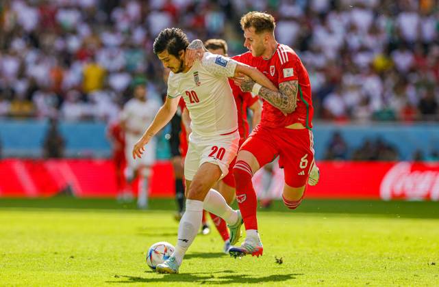 Wales v Iran 2022 FIFA World Cup, WM, Weltmeisterschaft, Fussball 25 11 2022. Match 17 Joe Rodon (6) of Wales tussles with Sardar Azmoun (20) of Iran during the 2022 Fifa World Cup match between Wales and Iran at Ahmad bin Ali Stadium, Al Rayyan, Qatar on 25 November 2022. Editorial use only , Copyright: xNigelxKeenex PSI-16408-0013