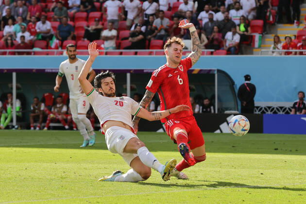 Wales v Iran 2022 FIFA World Cup, WM, Weltmeisterschaft, Fussball Sardar Azmoun of Iran and Joe Rodon of Wales clash during the 2022 FIFA World Cup Group B match at Ahmad Bin Ali Stadium, Al-Rayyan Content Not Available For UK Newspapers Copyright: xPaulxChestertonx FIL-17643-0070 UK Newspapers OUT