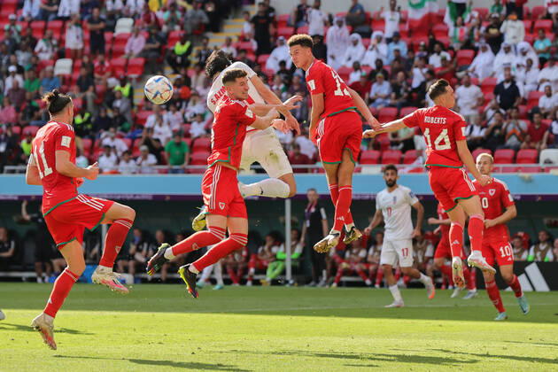 Wales v Iran 2022 FIFA World Cup, WM, Weltmeisterschaft, Fussball Ethan Ampadu of Wales (third from right) with a header during the 2022 FIFA World Cup Group B match at Ahmad Bin Ali Stadium, Al-Rayyan Content Not Available For UK Newspapers Copyright: xPaulxChestertonx FIL-17643-0086 UK Newspapers OUT