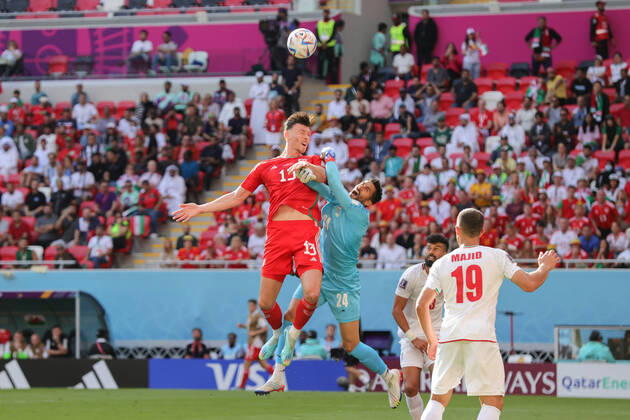 Wales v Iran 2022 FIFA World Cup, WM, Weltmeisterschaft, Fussball Kieffer Moore of Wales challenges Hossein Hosseini of Iran during the 2022 FIFA World Cup Group B match at Ahmad Bin Ali Stadium, Al-Rayyan Content Not Available For UK Newspapers Copyright: xPaulxChestertonx FIL-17643-0095 UK Newspapers OUT