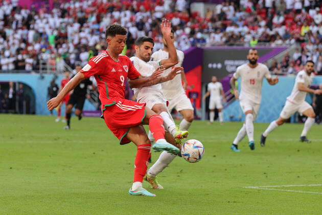 Wales v Iran 2022 FIFA World Cup, WM, Weltmeisterschaft, Fussball Brennan Johnson of Wales attempts a strike on goal during the 2022 FIFA World Cup Group B match at Ahmad Bin Ali Stadium, Al-Rayyan Content Not Available For UK Newspapers Copyright: xPaulxChestertonx FIL-17643-0215 UK Newspapers OUT
