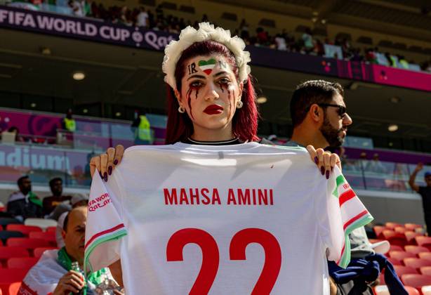 Sport Bilder des Tages Wales v Iran 2022 FIFA World Cup, WM, Weltmeisterschaft, Fussball 25 11 2022. Match 17 Iran fan protest with a Mahsa Armini shirt (arrested for not wearing a hijab) during the 2022 Fifa World Cup match between Wales and Iran at Ahmad bin Ali Stadium, Al Rayyan, Qatar on 25 November 2022. Editorial use only , Copyright: xNigelxKeenex PSI-16408-0046