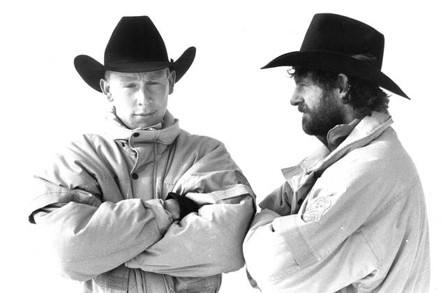 OS 1988 i Calgary. Längdskidor, herrar. T. v. Gunde Svan och Thomas Wassberg, längdskidakare Sverige. Vinter-OS. Huvudbonader stetsonhatt hatt 1988-02-12 (c) JOHANSSON BOSSE Aftonbladet IBL Bildbyra * * * EXPRESSEN OUT * * * AFTONBLADET 4226 svenska kändisar x2512x